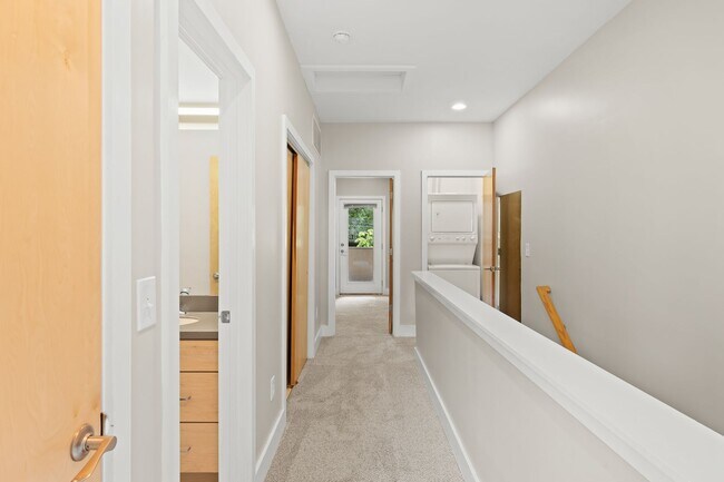 Building Photo - RARE 2 Bed, 2 1/2 Bath Townhome with Garage!