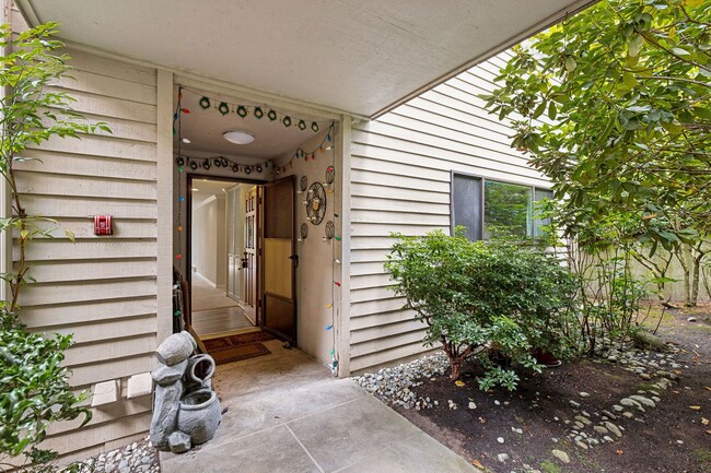 Building Photo - 2 Bed / 2 Bath large Mercer Island condo $...