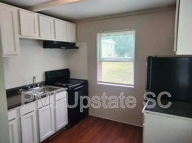 Building Photo - 201 Chandler Dr