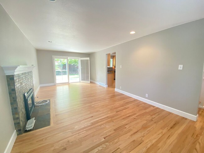 Building Photo - Updated 4 Bed 3.5 Bath Craftsman Style Hom...