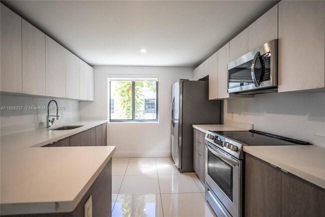 Building Photo - 1985 Bay Dr