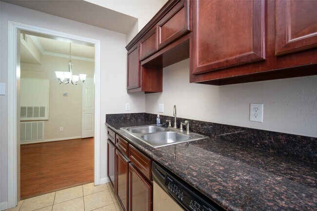 Building Photo - 2255 Braeswood Park Dr