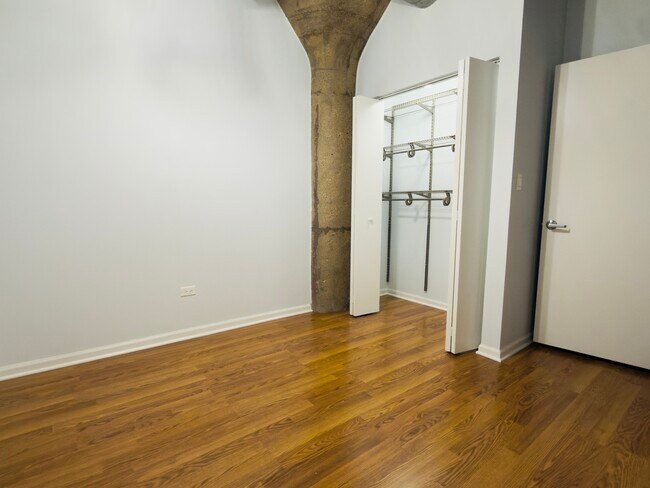 Building Photo - 1070 W 15th St