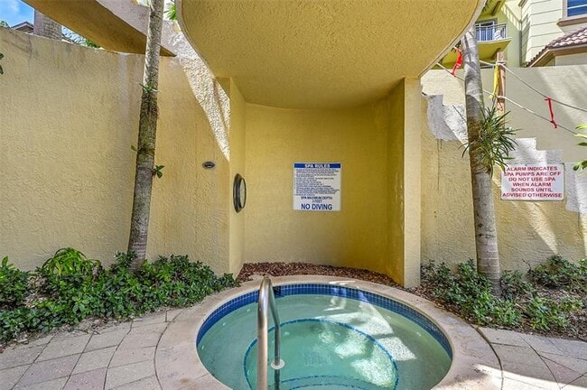 Building Photo - 2633 NE 14th Ave