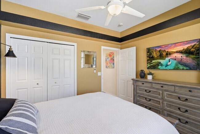 Building Photo - 1020 W Rollingwood Ct