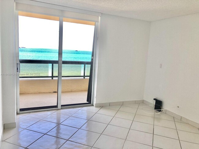 Building Photo - 2555 Collins Ave