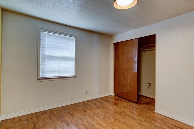 Building Photo - Charming 2-Bedroom Home with Bonus Room Ne...