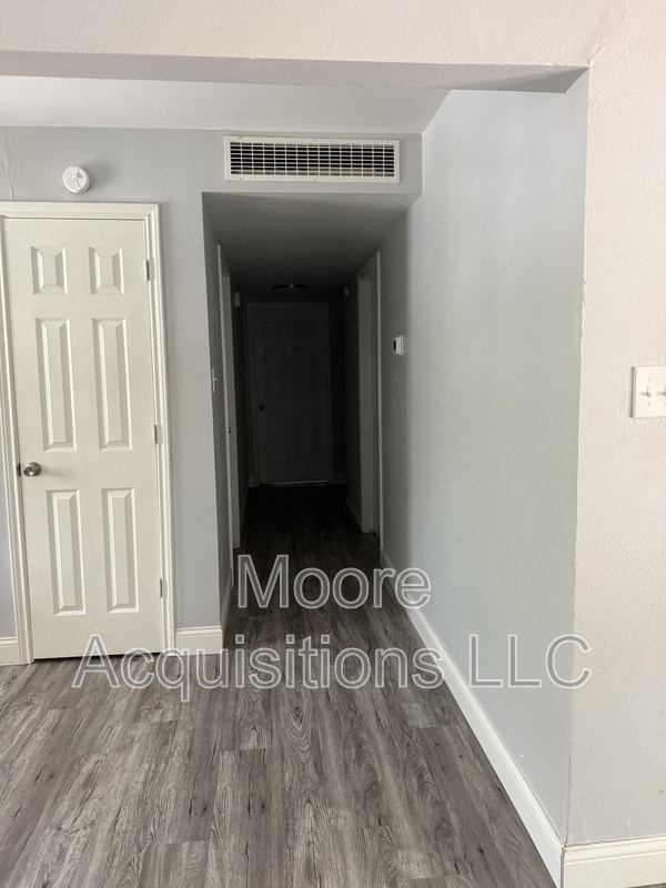 Building Photo - 3601 Oakwood Dr