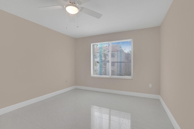 Building Photo - 611 Villa Cir
