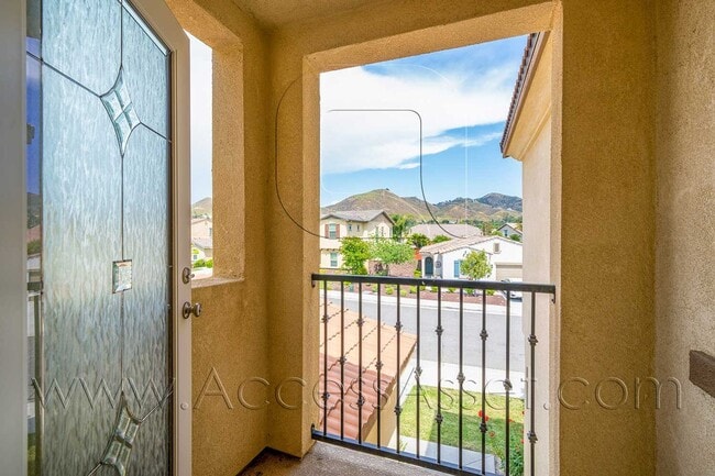 Building Photo - Stunning  Two-Story 4 Bed/3 Bath Home in B...
