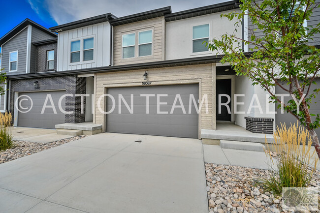 Building Photo - Mid-Row Townhome located in Bluffdale!