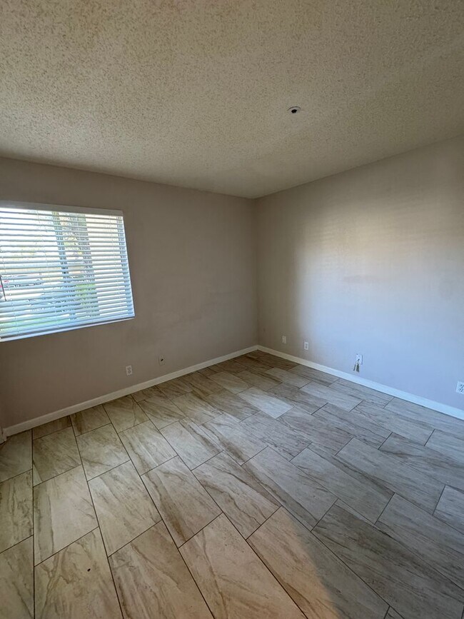 Building Photo - Comfortable Condo Living in Santa Maria