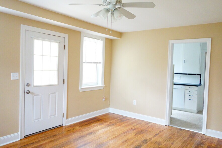 Building Photo - 8206 Greenwood Ave