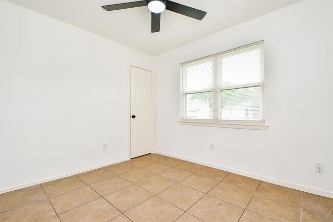 Building Photo - 2430 Ridge Hollow Dr