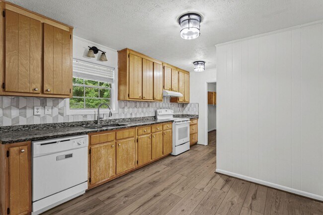 Building Photo - 6096 Hillpine Dr
