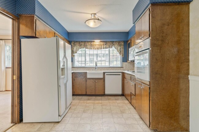 Building Photo - Spacious, well-cared for 4-bdrm/3-bath spl...