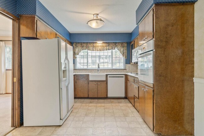 Building Photo - Spacious, well-cared for 4-bdrm/3-bath split-level—Family/laundry rooms, backyard, garage