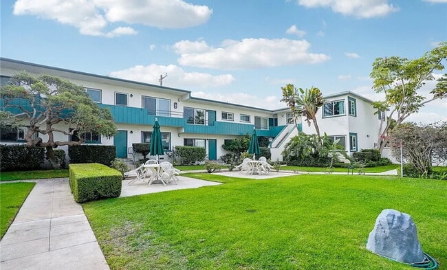 Building Photo - "Charming 1-Bedroom Santa Monica Retreat w...