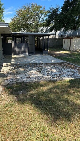 Building Photo - 2801 Pine Ridge Dr