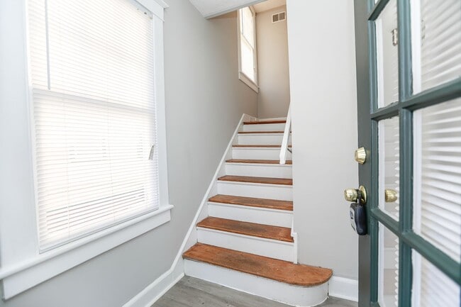 Building Photo - Spacious apartment for rent in Portsmouth ...