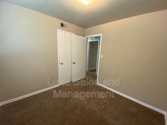 Building Photo - 406 W Douglas Dr