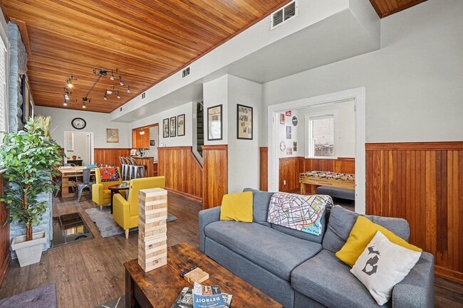 Building Photo - 1391 Woodbridge St