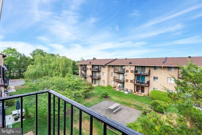Building Photo - 6284 Rose Hill Dr