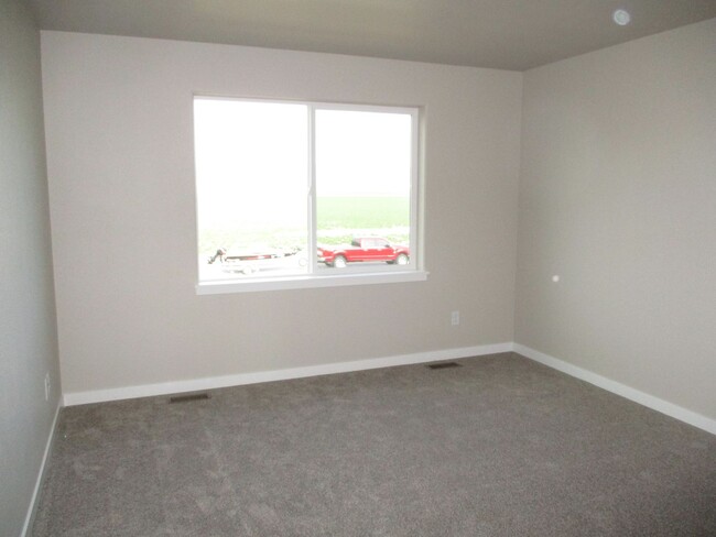 Building Photo - Brand New Berthoud Property facing the Mou...