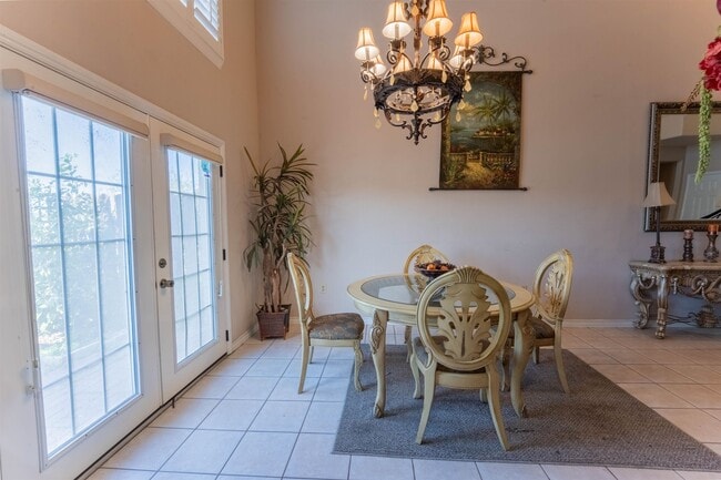 Building Photo - 7521 Country Club Dr