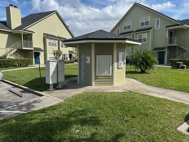 Building Photo - Beautiful 3 bed 3 bath town home
