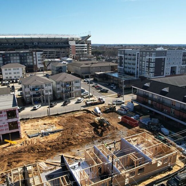 Building Photo - Less than 3 blocks from Bryant Denny Stadium!