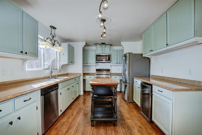 Building Photo - 2 Bed + possible 3rd, 2 Bath Home Close to...
