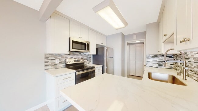 Building Photo - Sunnyvale Townhome, 3 beds 1.5 baths, Nice...
