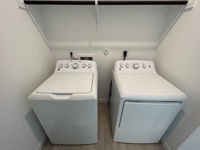 Building Photo - *COMING SOON* Dual Primary Suites! Spacious Home w/ Open Kitchen & Community Pool!