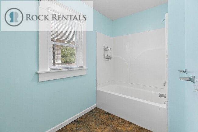 Building Photo - Large Updated Three Bed Two Bath with Patio