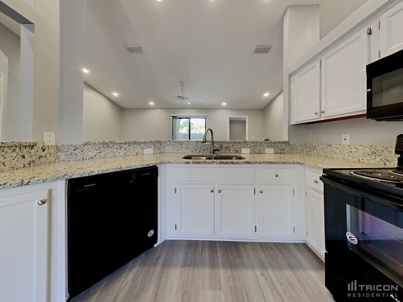Building Photo - 1707 Ashwood Cir