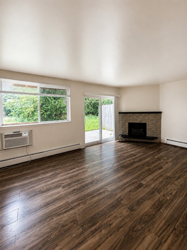 Building Photo - 150 Huronview Ct