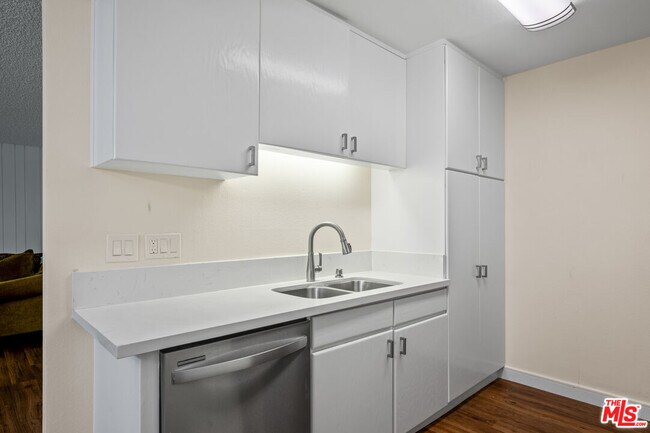 Building Photo - 348 Miraleste Dr