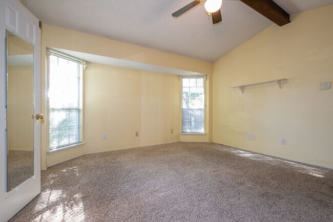 Building Photo - Charming 3 bedroom home with cozy fireplac...