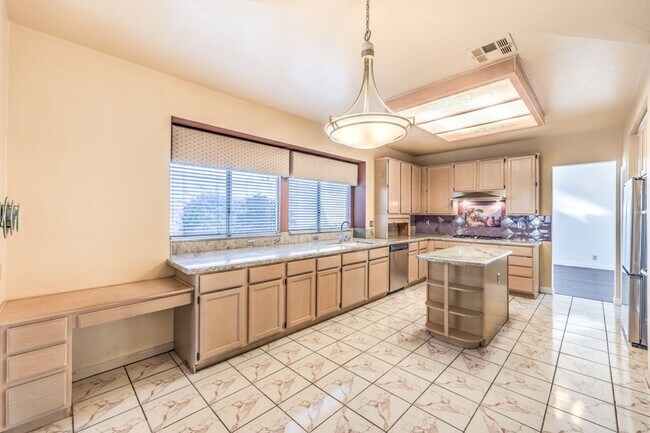 Building Photo - 3 Bed room Pool home in Desert Shores