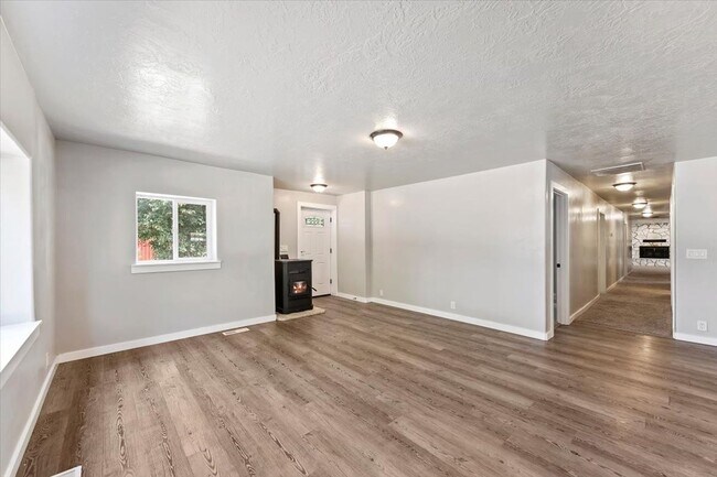 Building Photo - Spacious Middleton Home, Utilities & Lawn Care Included