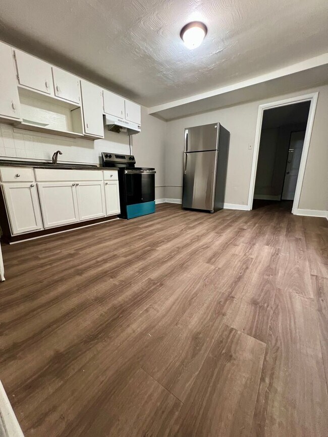 Building Photo - 3-Bedroom + Bonus Room | 1-Bath End-of-Row Townhome in Norristown – Available Now!