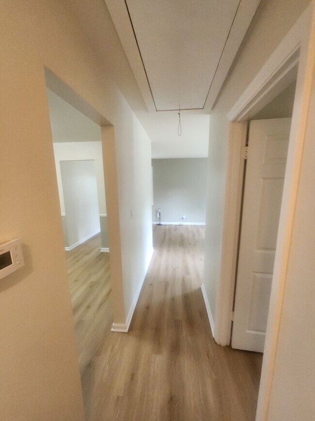 Building Photo - Beautiful and spacious 3 bedroom 1 bath ho...