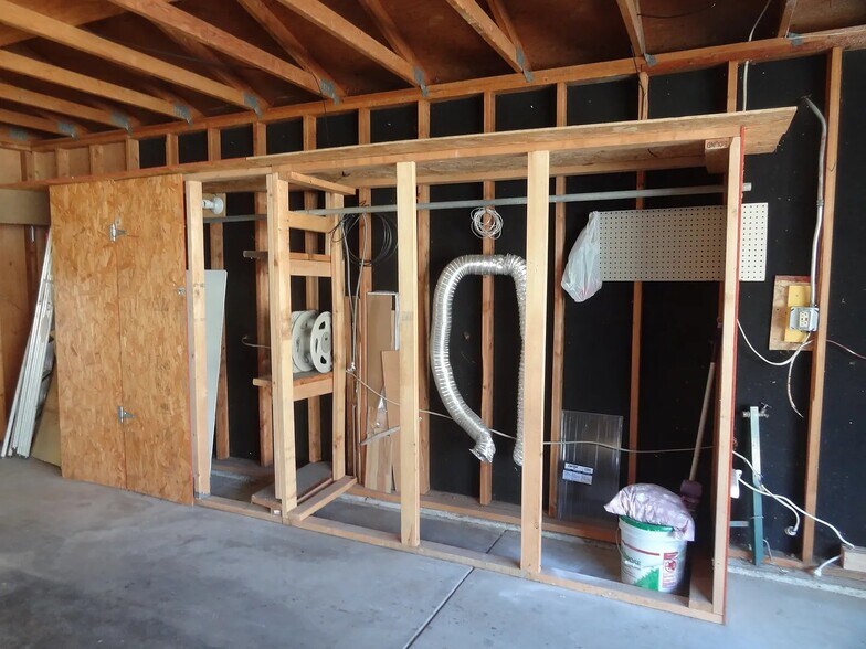 Building Photo - 9230 Hoffman Way