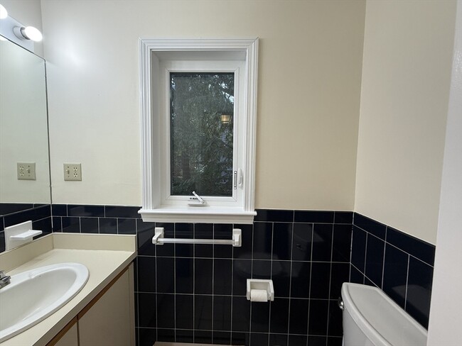 Building Photo - 10 Rollins Ct