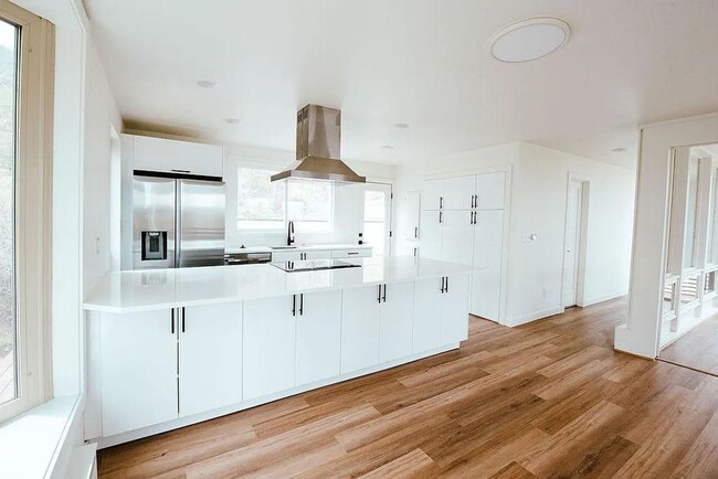 Building Photo - LUX 3BD, 3BA Foothills Home Only 5 Minutes...