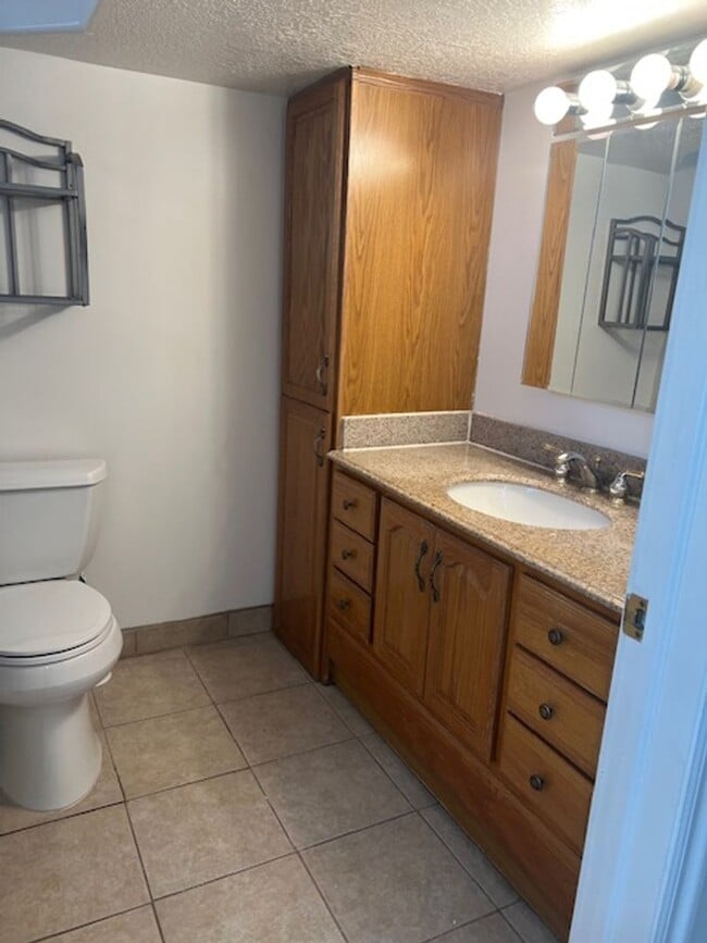 Building Photo - Kaysville 4 Bedroom, 2.5 Baths, big 2 car ...