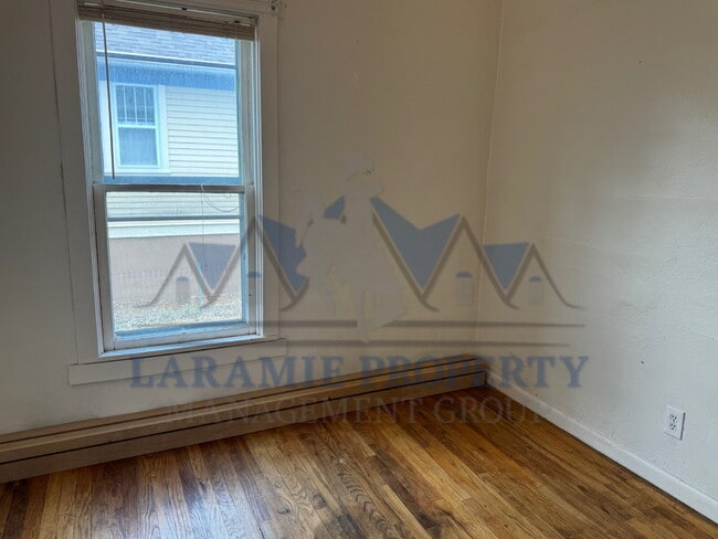 Building Photo - 3 Bedroom 1 Bathroom Apartment