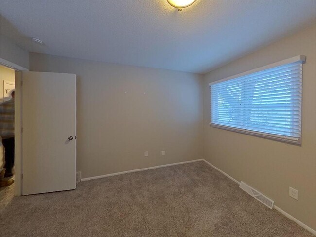 Building Photo - 13101 Thomas Ave