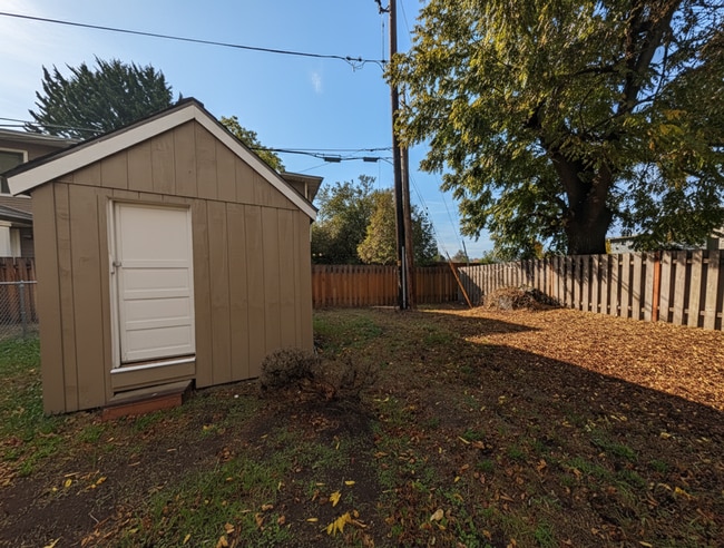 Building Photo - 1 Bedroom House ~ Close to Campus ~ Small ...